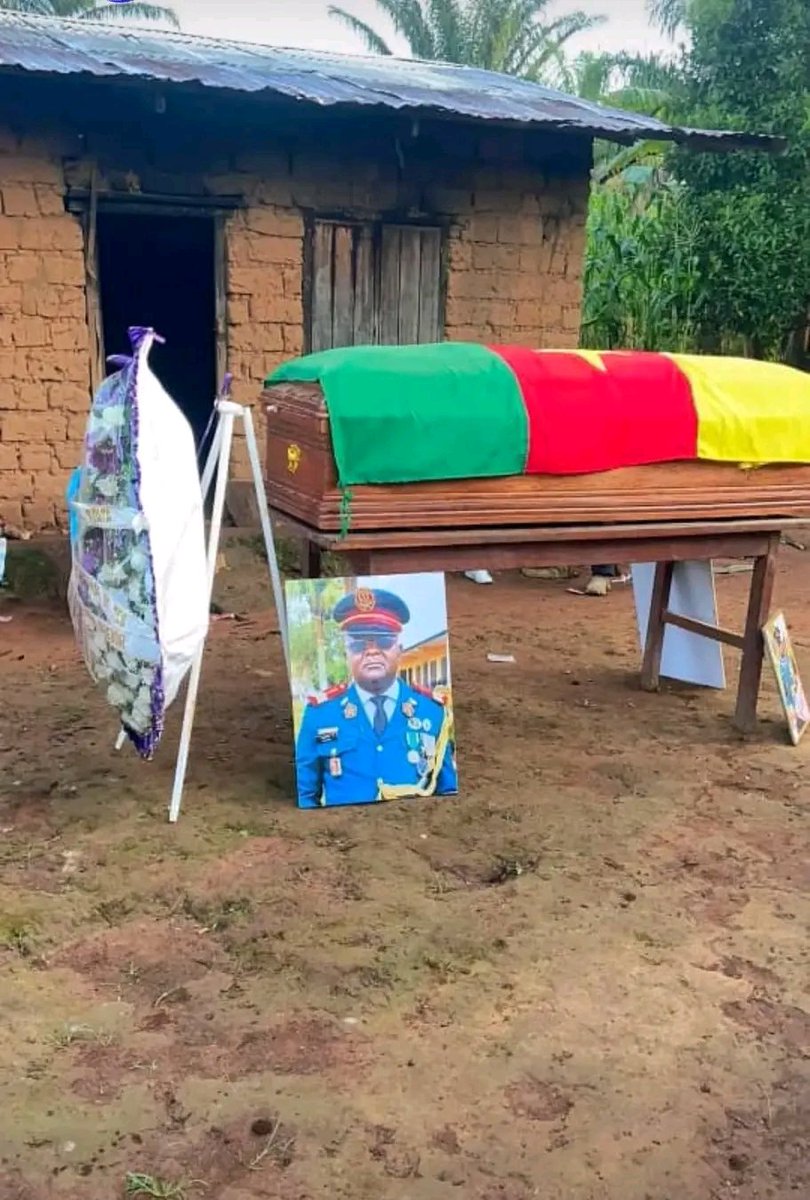 Johnybreez's tweet photo. That’s Muma Fuambele being laid to rest in their compound in Mbele, Babungo NW region of Cameroon.

Remember that saying that “No matter where you go, you should remember the road that will lead you home” https://t.co/SoOayUvXRd