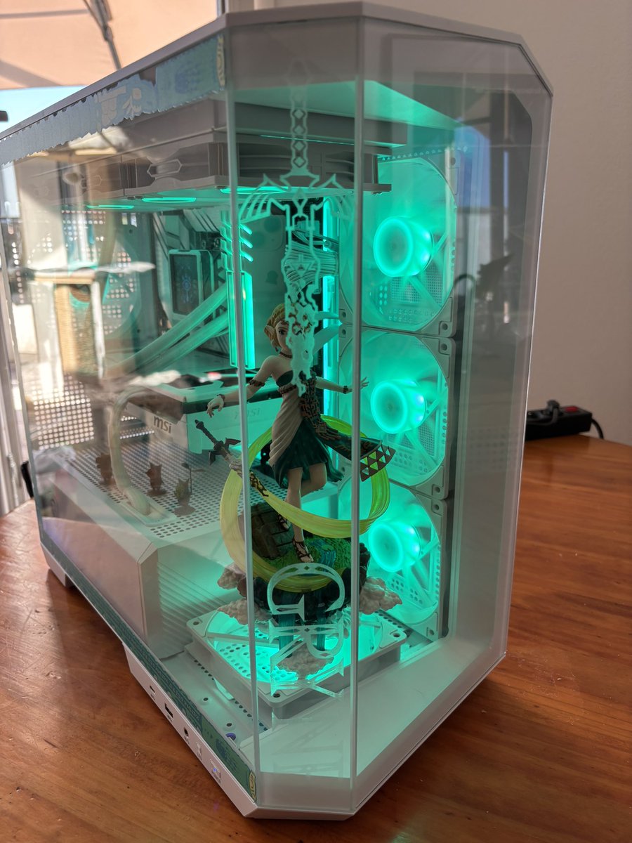 Gryne_'s tweet photo. Cadeau incroyable pour mes 31 ans : un PC full custom #ZeldaTearsOfTheKingdom réalisé par mon ami le maître @/Floblacc sur insta, sous les directives de mon amoureux @HugoReali 🫪🩵🤍
#Zelda #pcgaming https://t.co/sInJU9Sjim