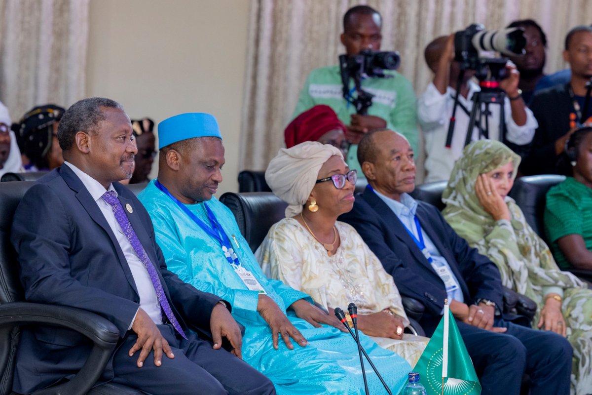 OPDD_Burundi's tweet photo. SE @Burundi1stLady a également indiqué, que ce trophée n'est pas une fin en soi. Il constitue un engagement renouvelé à renforcer nos actions, à soutenir davantage de filles sur le chemin de l'école et de la réussite pour qu'aucune fille ne soit laissée de côté. https://t.co/nFjfVBMaXu