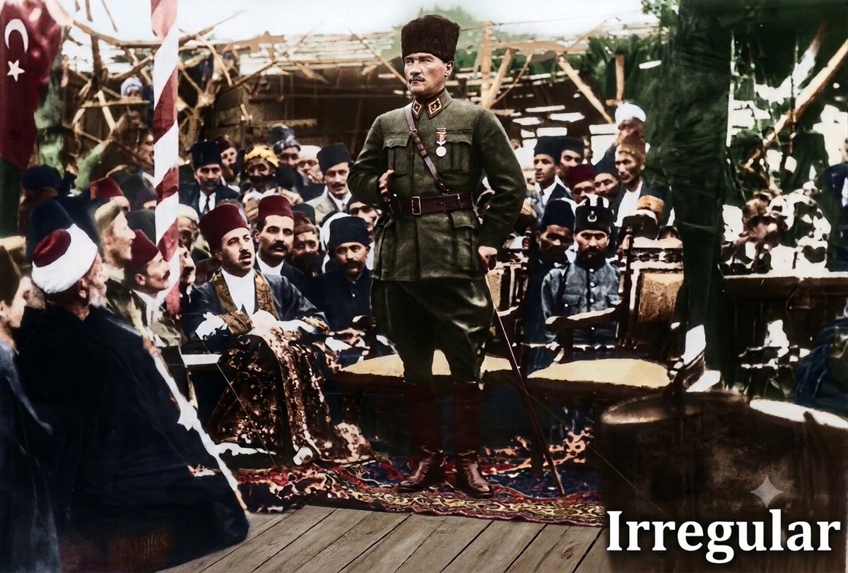 Irregular5xjw's tweet photo. Atatürk ömründe tek bir soruya cevap veremedi.
Soru şuydu:

Mustafa Kemal, Mersin gezisindeyken şehirde gördüğü büyük binaları sormuş:

— Bu köşk kimin?
— Kirkor’un.
— Ya şu koca bina kimin?
— Yargo’nun.
— Ya şu?
— Solomon’un.

Atatürk sinirlenerek sormuş:

“Onlar bu binaları yaparken siz neredeydiniz!?”

Toplananların arasında bir köylünün sesi duyulur:

— Biz Yemen’de, Tuna boylarında, Balkanlar’da, Arnavutluk dağlarında, Kafkaslar’da, Çanakkale’de savaşıyorduk Paşam!

Atatürk, bu hatırasını anlatırken şöyle demiştir:

“Hayatta cevap veremediğim yegâne insan bu aksakallı ihtiyar olmuştur.”

+