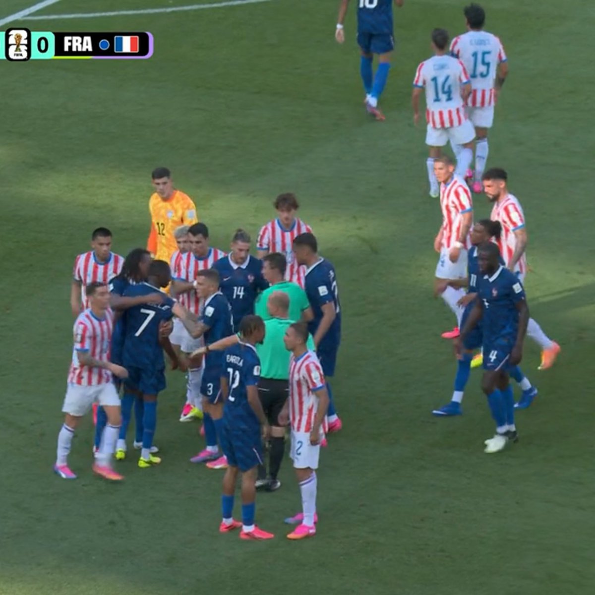 ActuFoot_'s tweet photo. Les Paraguayens essaient de faire DISJONCTER les joueurs de l'équipe de France. 😤 https://t.co/955Zs4HfwF