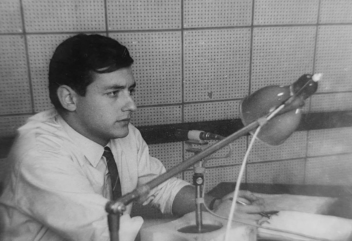 Rosariorecuerdo's tweet photo. El locutor Julio César Orselli desempeñándose en 1966 en la cabina del flamante Canal 3 de Rosario. https://t.co/TZ7L7NwKlo