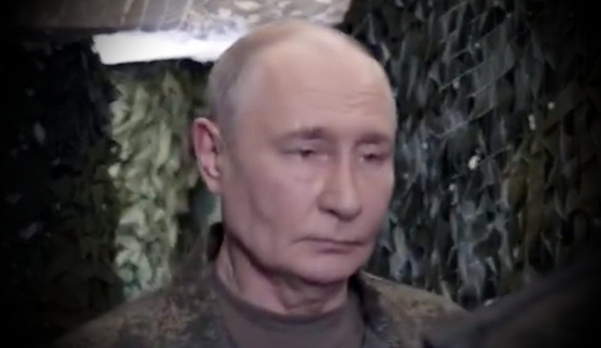 hashacibi's tweet photo. '3 Günlük Özel Askeri Operasyon'un 1593. günü,
#putin yine kamuflajları çekmiş, #moskova'daki bir film setinde kurulan düzmece bir askeri birlikte, sahtekar #gerasimov'dan "her şeyin stratejik planlarına uygun ilerlediğine" dair brifing alıyor! 🤡 https://t.co/HVtUYgMCDX