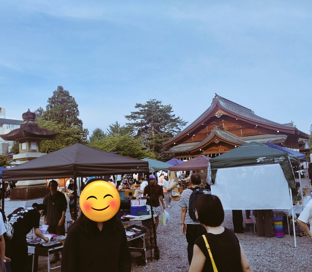 waterlemon7253's tweet photo. おはようございます😊
月に一度開催されてる蚤の市に来ました⛩️
#イマソラ

快晴のもと朝早くから大勢の人☀

お花屋さんからラベンダーの爽やかな香りが🪻 https://t.co/v8v0aIyFKK