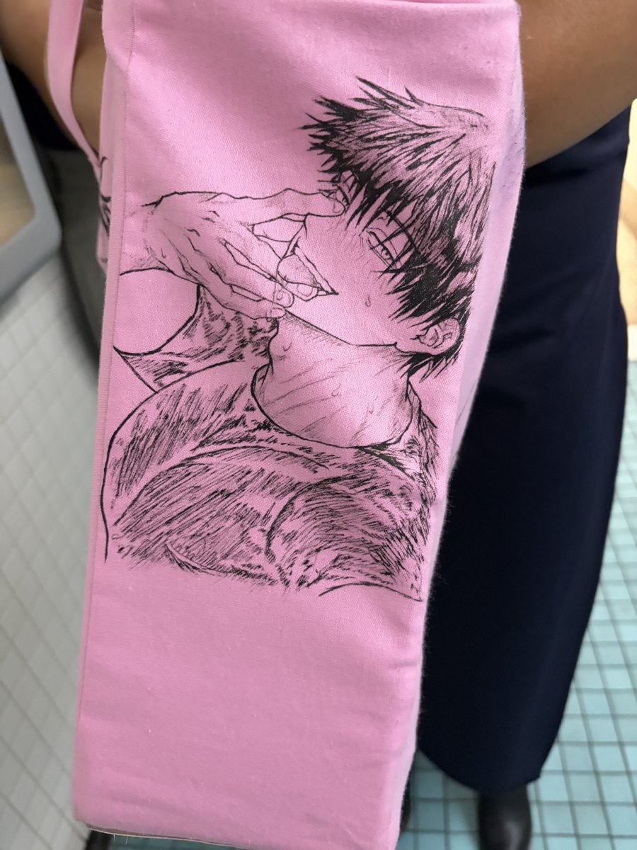 GudupopAzul's tweet photo. Random things that happen at AX: finding a random lady at the bathroom while queuing and she starts to show off her amazing handmade purse with some really good art on it (drawn by herself as well) and you just go: 🤯🤯🤯 https://t.co/LFUajFXuRM
