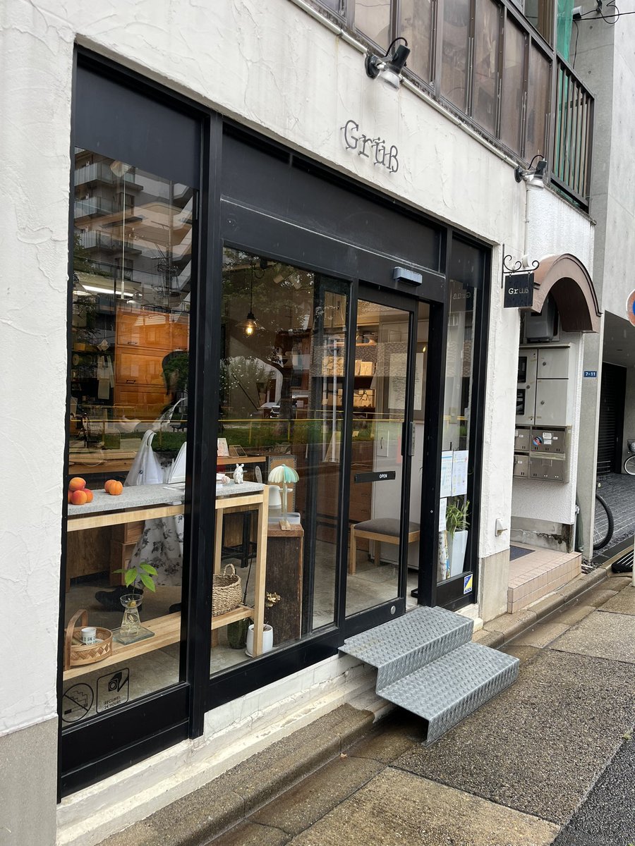 TaMa1991's tweet photo. 昨日事ですが、ロンネフェルト・ティ・サロン・名古屋さんの後は新栄町に有るグリュースさんへケーキをテイクアウトしに行きました。憧れのシュヴァルツヴェルダーキルシュトルテ（2枚目写真手前）を買えて大満足✨ https://t.co/YggCM2PxAr