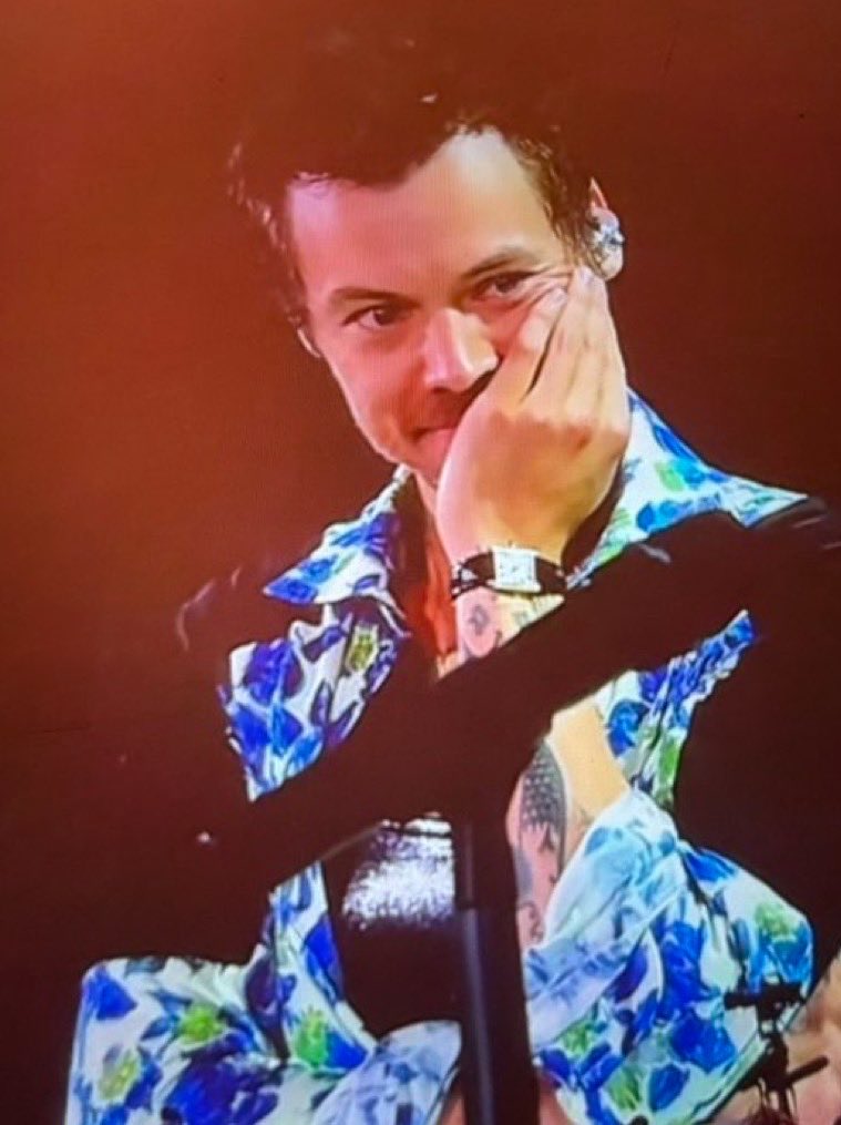 harrysbrasil's tweet photo. “Façam barulho para a Gemma Styles, pessoal. Se vocês imaginarem o que isso significou para mim… Se conhecem a Gemma, sabem o quanto ela deve ter ficado apavorada para fazer isso. Então, para mim, é muito especial que ela tenha feito isso.” — Harry Styles após o discurso de Gemma na #TogetherTogetherLondon ❤️