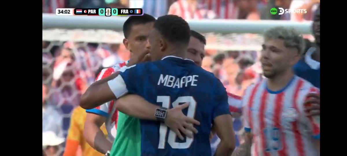 Ruggeri_Albert's tweet photo. Mbappe se tapó la boca para putear a un paraguayo y no lo echaron. La hipocresía de la FIFA 🤡🤡 https://t.co/6w1AS9Nz1o