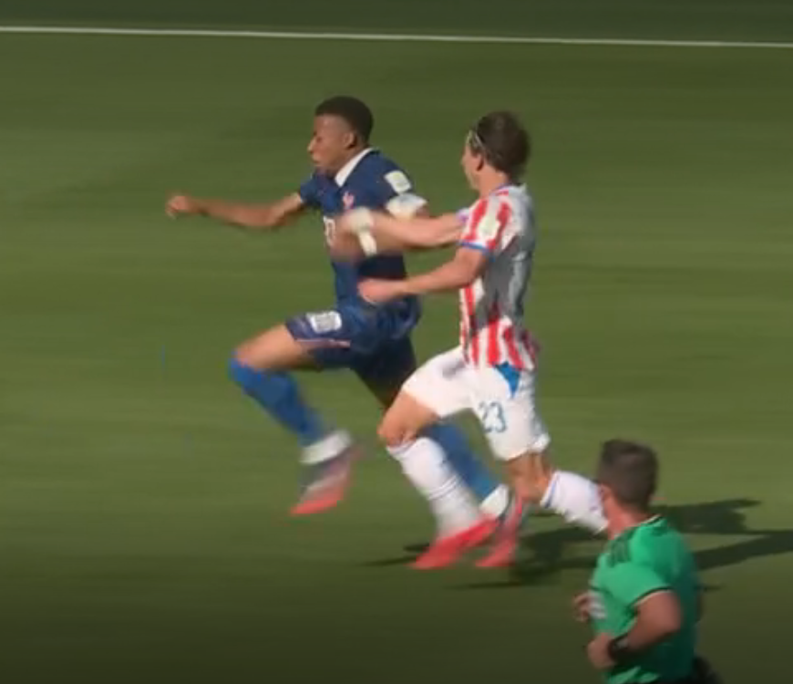 Footballogue's tweet photo. Et donc ça l'arbitre va rien dire ?

Les gars c'est QUOI ce bordel https://t.co/SlO8sPFusu