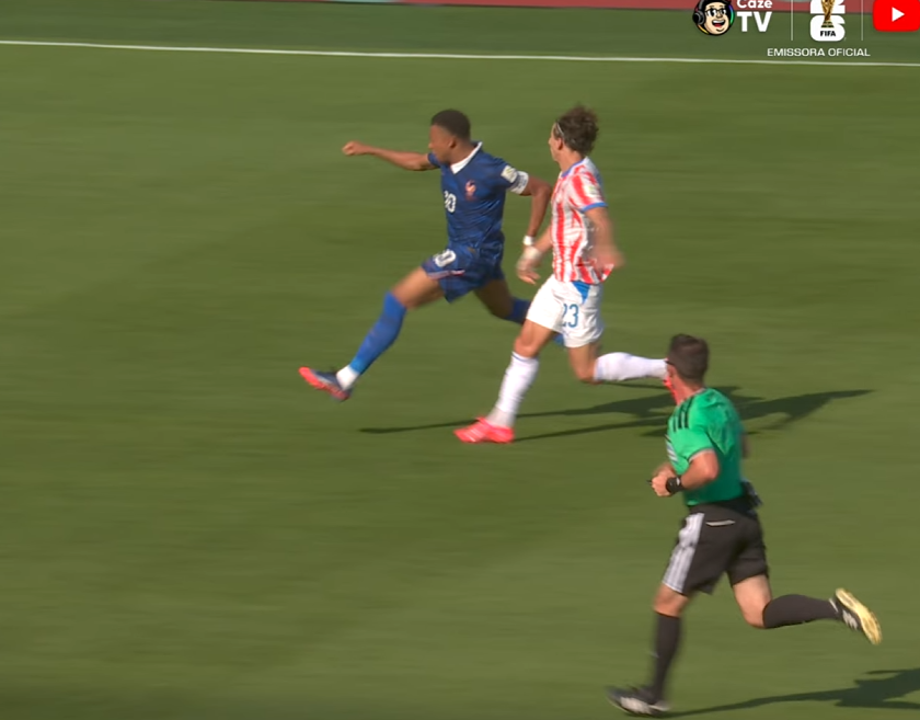 CentralDoBrega's tweet photo. Mbappé estava correndo e o Galarza foi lá e deu um tapa no braço dele

jogo sujo puro do Paraguai... COISA LINDA!!!!!!!!!!!!!!!!!!!!!!!!!! https://t.co/v4aqQ94tKj