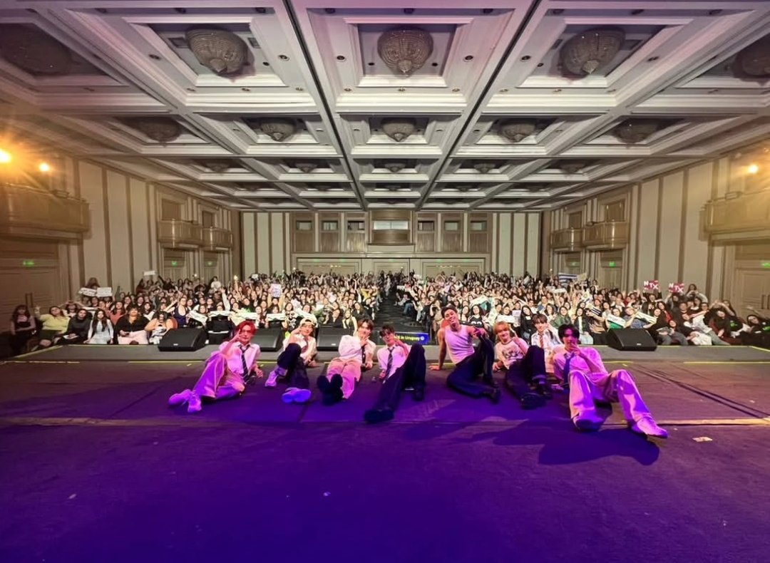 mparkmoom2's tweet photo. 新大久保に絶望なBB多いが。同じピクタドルでDKBとも仲良いNTXは地道な露出とどの仕事も明るくこなしファンと交流し曲を作りカムバし続け、結果イル活はここでも海外は今この規模でツアーしてる。公演以外の仕事の幅も割と多様。彼らとファンの努力の結果。環境を恨むより行動次第だと見せてくれてるよ https://t.co/SkkzGlFgj1