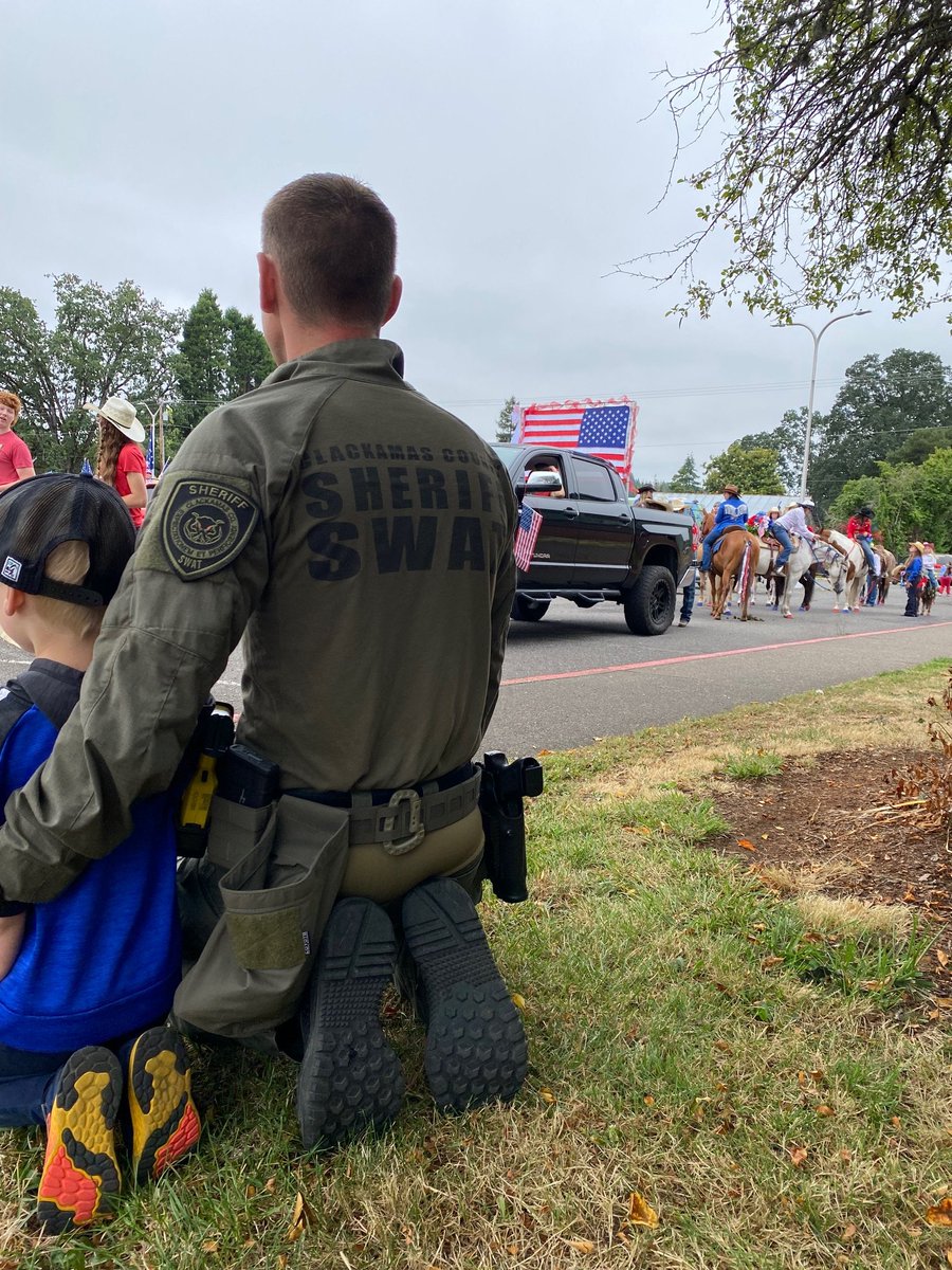 EstacadaPD's tweet photo. As you celebrate today, please remember:

🎆 Use fireworks responsibly
🚗 Never drive impaired
📞 Call 911 for emergencies only

Have a fun, safe, and happy Independence Day, Estacada! https://t.co/DiE2qIIg3L