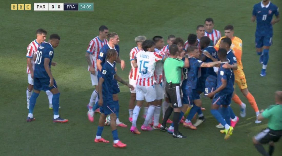 brunoledesmab's tweet photo. Paraguay vs Francia, Copa Libertadores en su máxima expresión. https://t.co/UcofjSej1v