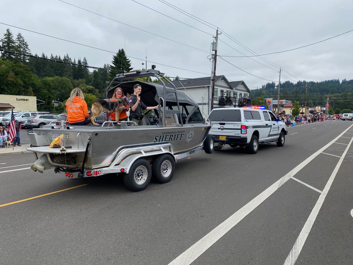 EstacadaPD's tweet photo. As you celebrate today, please remember:

🎆 Use fireworks responsibly
🚗 Never drive impaired
📞 Call 911 for emergencies only

Have a fun, safe, and happy Independence Day, Estacada! https://t.co/DiE2qIIg3L