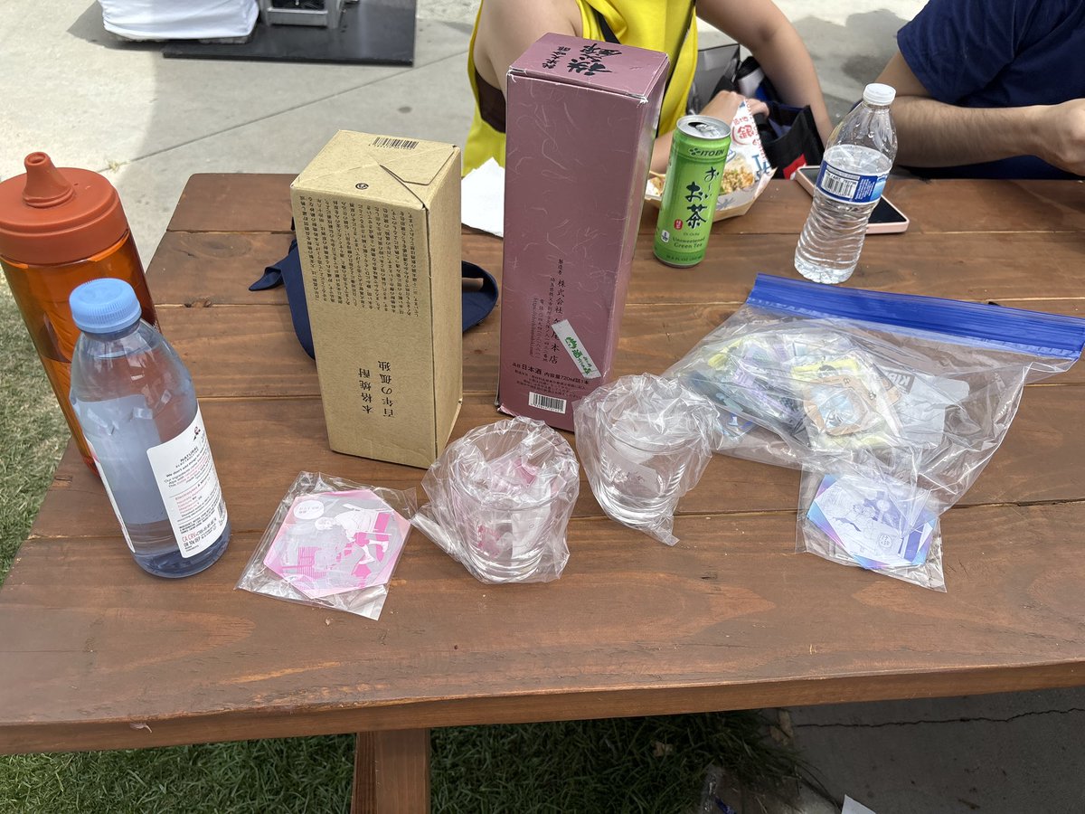 touhoe_'s tweet photo. doing a mini giveaway of kamiina botan merch at anime expo! also we have drinks 😌 https://t.co/zMEdfpxIiU