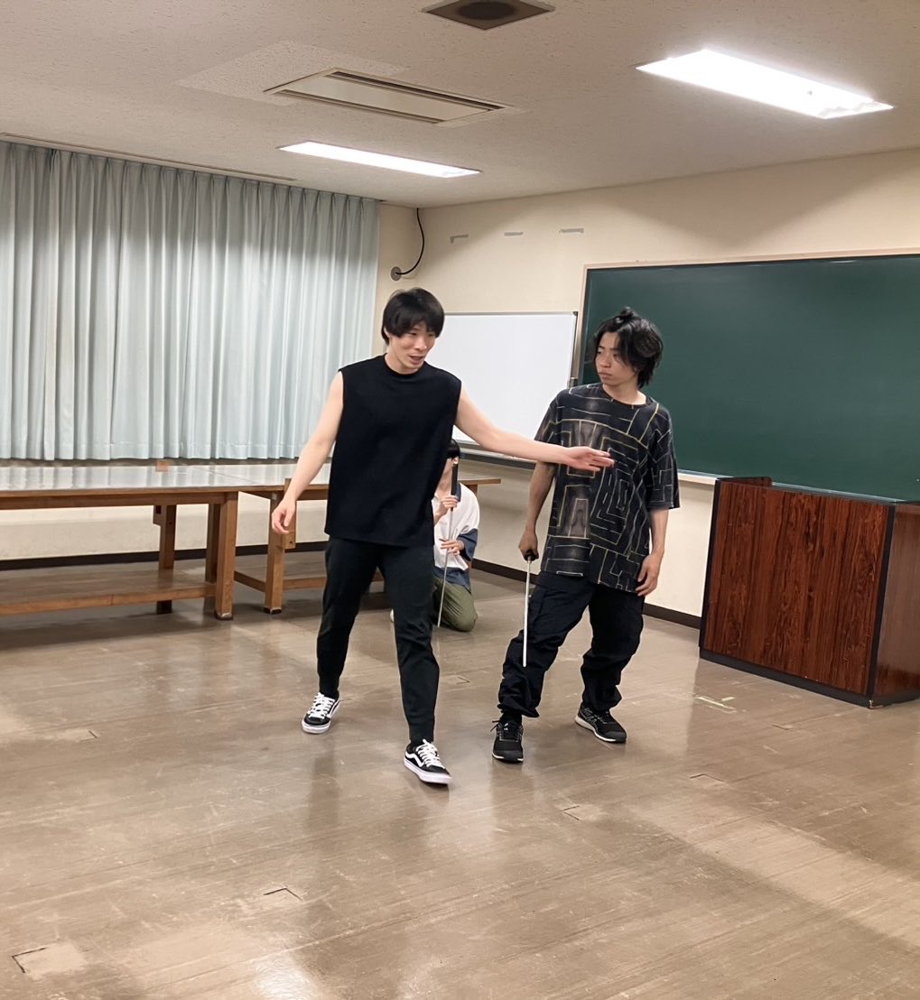 pegasussaku's tweet photo. #ガルノヴァ 
少しずつ演出卓から離れることが多くなりました。お芝居を頑張ります。ギコ。
下村さんからグミを貰いました。メロンの花言葉は裕福だそうです。
稽古を通して、大切な物を皆からもらっています。
僕は既に裕福なのです。

特典付きチケット締め切り間も無く。
https://t.co/mqSF4elQ7J https://t.co/MiNK3RfIKN