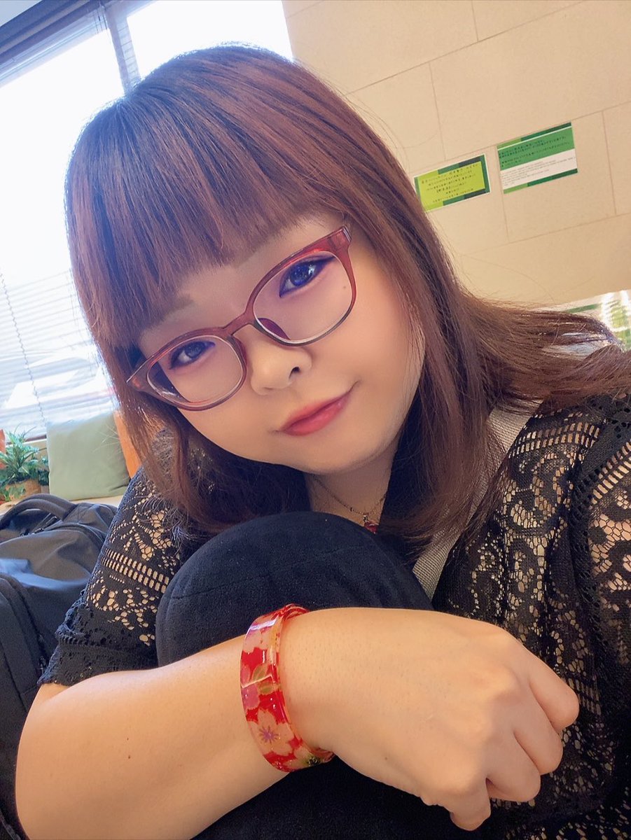 S_K__0414's tweet photo. おはかえで🍁

素敵なバングル見つけちゃった🥰
何気に和柄好きなんよねぇ
赤でいい感じでしょ🤭❣
ライブにもつけるんだー！

ってことで
今日もがんばってこー！👍

#かえちゃん生存確認 https://t.co/kaBRCnBUAp