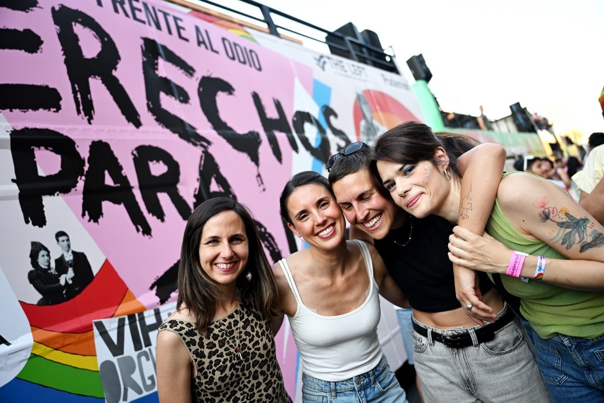 ionebelarra's tweet photo. Más Orgullo frente al odio. Más derechos para todas, todos y todes. 🏳️‍⚧️🏳️‍🌈✊💜 https://t.co/P8a7X6PEdu