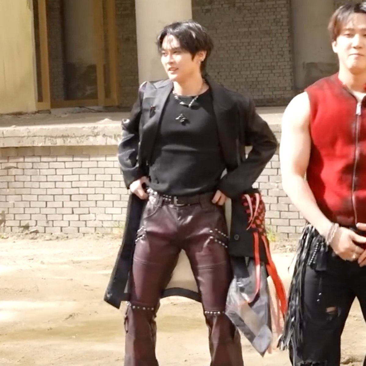 Linos_freckle's tweet photo. Yo, I'm going to a giant thread of every single time Mimo's pants/jeans/shorts get all weird at the front because of his big fat cock doesn't have enough space https://t.co/BjsETn8t7N