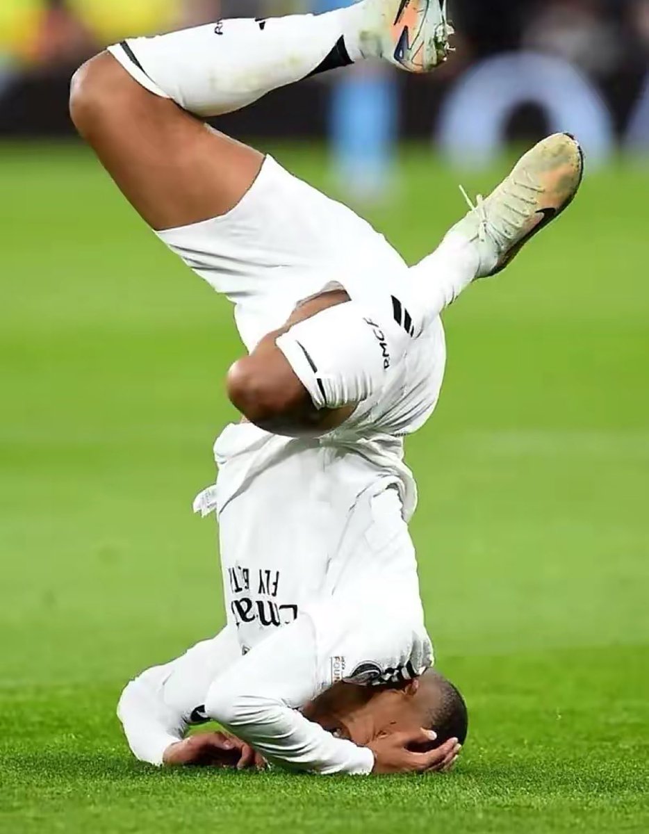 andreacolman_15's tweet photo. “Un jugador de Paraguay respira”

Mbappe: https://t.co/NBOPSO5fb1