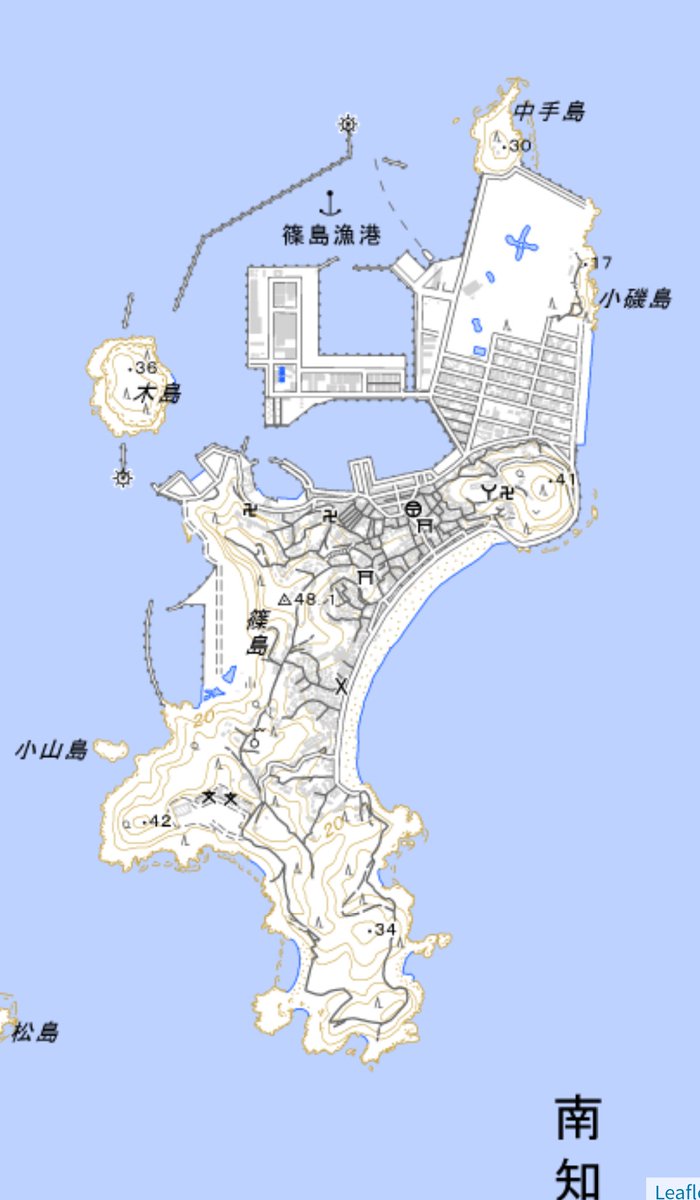 KATSUTAshikyo1's tweet photo. 篠島（しのじま）
三河湾に浮かぶ離島。行政上は愛知県知多郡南知多町に属し、全域が三河湾国定公園に含まれる。2015年（平成27年）の国勢調査における人口は1653人、世帯数は622世帯である。日間賀島・佐久島と合わせて「三河湾三島」または「愛知三島」などと呼ばれる。古くから伊勢神宮との関係が深く、三節祭には干鯛（語弊鯛）の神饌の献供が行われる。
所在地∶日本・愛知県
所在海域∶三河湾
所属諸島∶愛知三島
座標∶北緯34度40分35秒　
    東経137度0分11秒
面積∶0.94km²
海岸線長∶8.2km
最高標高∶49.1m
○ 地理
三河湾三島の中ではもっとも沖合に位置し、知多半島の師崎と渥美半島の伊良湖岬を結ぶ線上にする。北約3kmの距離に日間賀島（南知多町）が北東約7kmの距離に佐久島（西尾市）があり、南知多町の本土との最短距離は約3kmである。知多半島・渥美半島との距離がそれぞれ10km以内と近く、また本土との生活交流が活発なため、国土交通省による離島分類では内海本土近接型離島にあたる。面積は094km²であり、佐久島の約半分、日間賀���の1.2倍である。
○ 篠島村廃止
廃止日∶1961年6月1日
廃止理由∶合併
内海町,豊浜町,師崎町,篠島村,日間賀島村→南知多町
現在の自治体∶南知多町
廃止時点の面積∶0.68km²
廃止時点の人口∶3403人