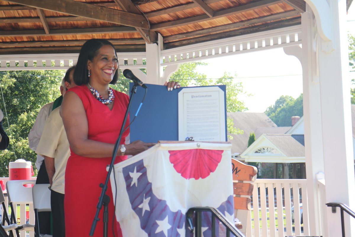 RepJahanaHayes's tweet photo. Happy Birthday America
in #CT05 Christmas Town 🇺🇸🎄
Leading up to the semiquincentennial, the town of Bethlehem has worked tirelessly to honor our nation’s rich history and the small but consequential part they have played since the founding in 1787. Their efforts remind us of the legacy we’ve inherited and the spirit that guides us into the next generation.