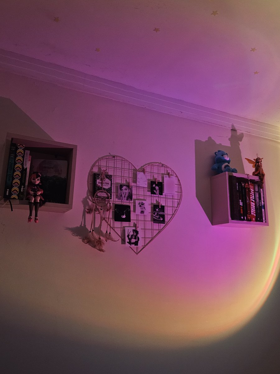 chaoszdoll's tweet photo. quarto de uma mulher de 21 anos!!! https://t.co/Y6k3V1Z6ps