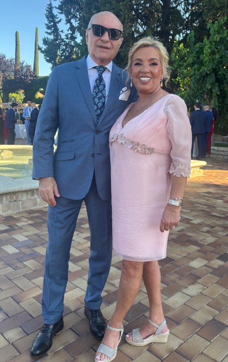 davidg95_'s tweet photo. Carmen Borrego arrives at Taylor Swift's wedding https://t.co/10FsKugXbr