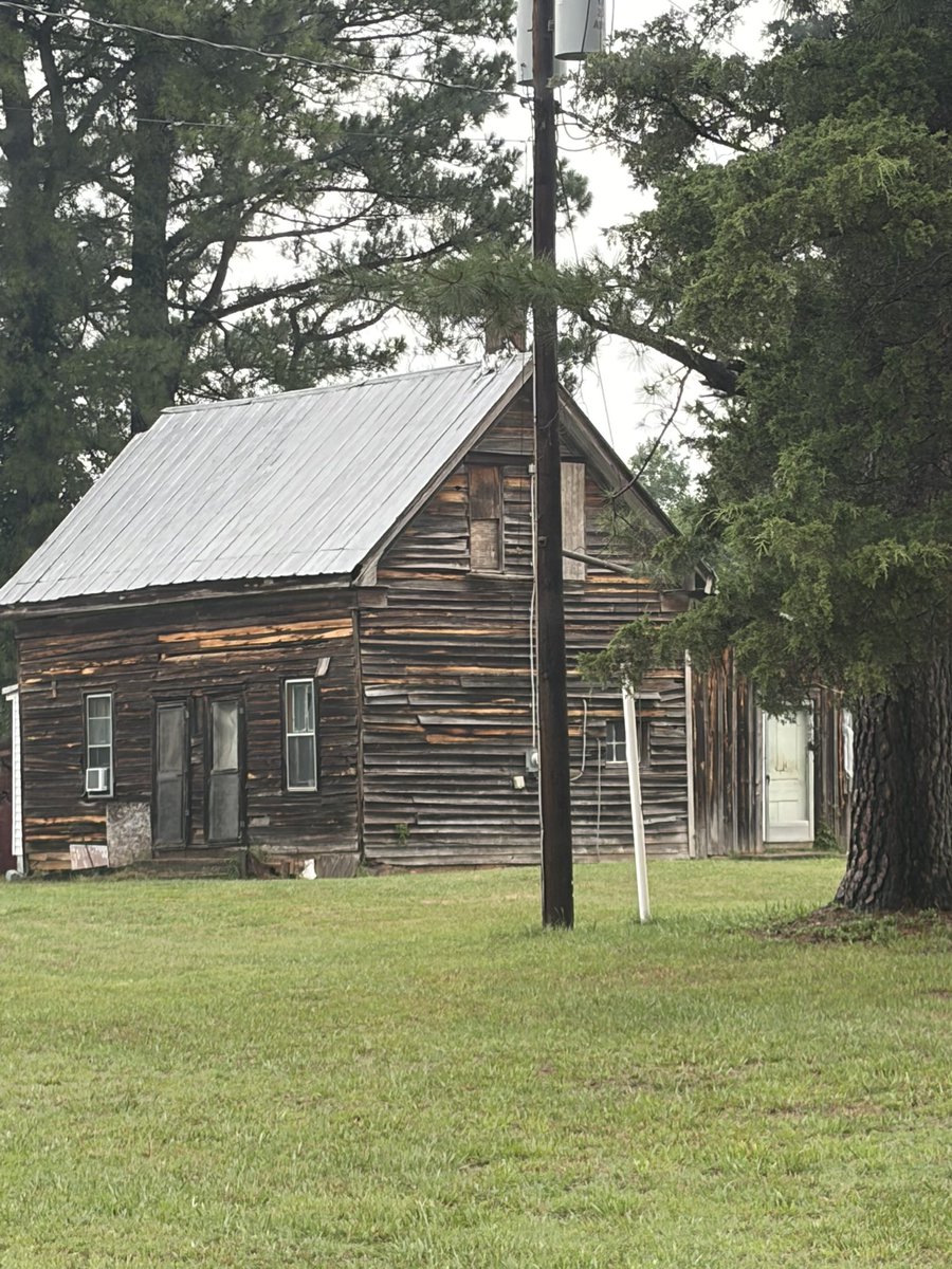 DavidWaller2012's tweet photo. @Iraqveteran8888 My fifth great grandfather fought in the Revolutionary War and built this house afterwards, it’s still standing today. https://t.co/Il6qZ4AEMo