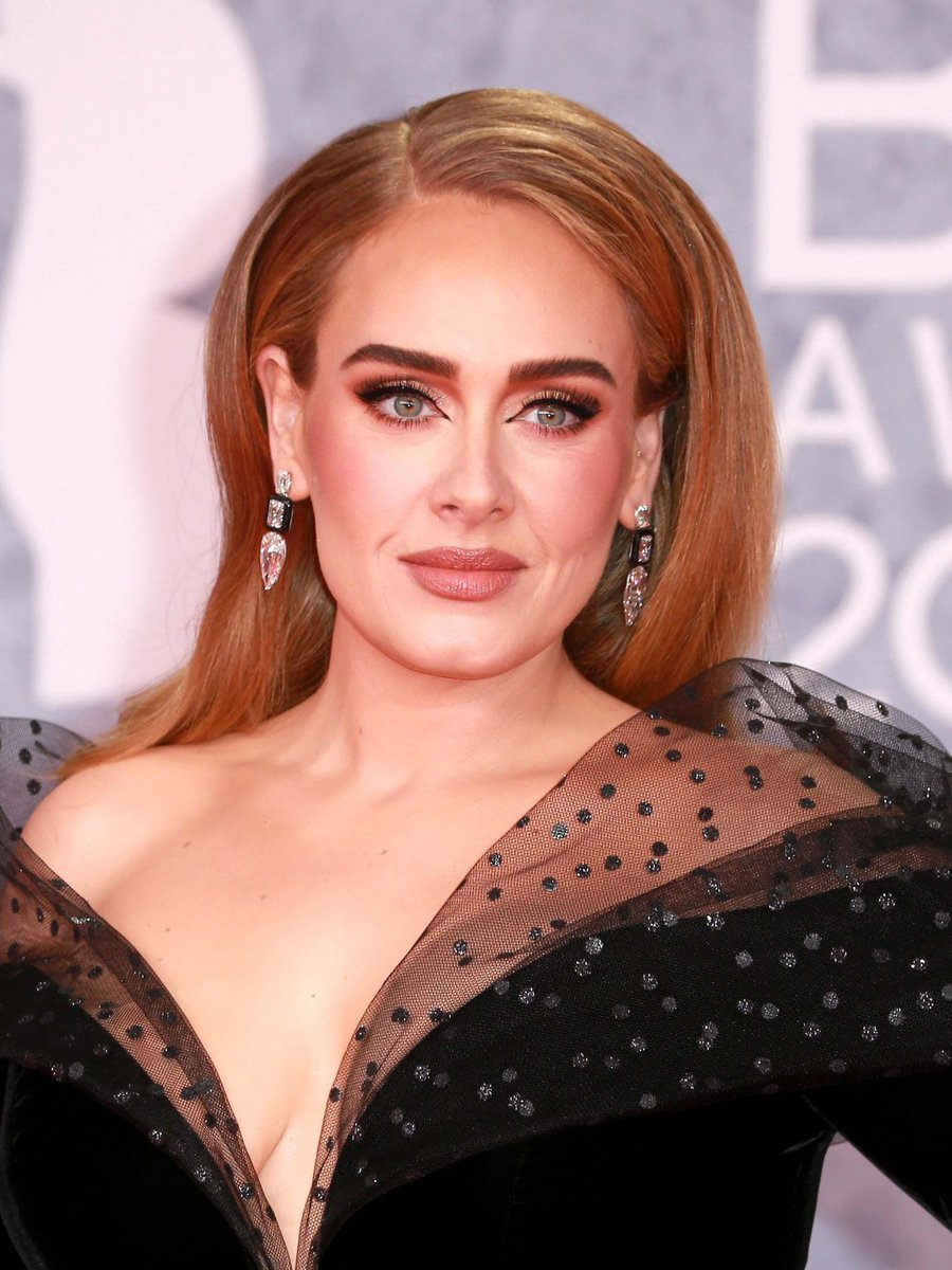 BulvarMagazine's tweet photo. Adele, uzun süren sessizliğinin ardından müzik kariyeriyle ilgili dikkat çeken açıklamalar yaptı:

🔹 “Artık çok sık şarkı söylemiyorum.”

🔹 “Şarkıcılığın benim işim olması gerçekten saçma geliyor.”

🔹 “Bunun gerçekleşeceğine hiçbir zaman inanmamıştım.”

🔹 Ünlü olmanın kendisini hep rahatsız ettiğini söyledi.

🔹 Şöhrete alışmakta zorlandığını anlattı.

🔹 Tottenham’dan çıkıp dünya çapında bir kariyer yapmanın kendisi için düşük bir ihtimal olduğunu belirtti.

🔹 Müzikte iyi olduğunu ancak bu yeteneğini yeni isimleri keşfetmek için kullanmak istediğini söyledi.

🔹 Adele, Las Vegas konserlerinin ardından sahnelere ara vermişti.

🔹 Ünlü şarkıcı, artık eskisi kadar şarkı söylemediğini açıkladı.