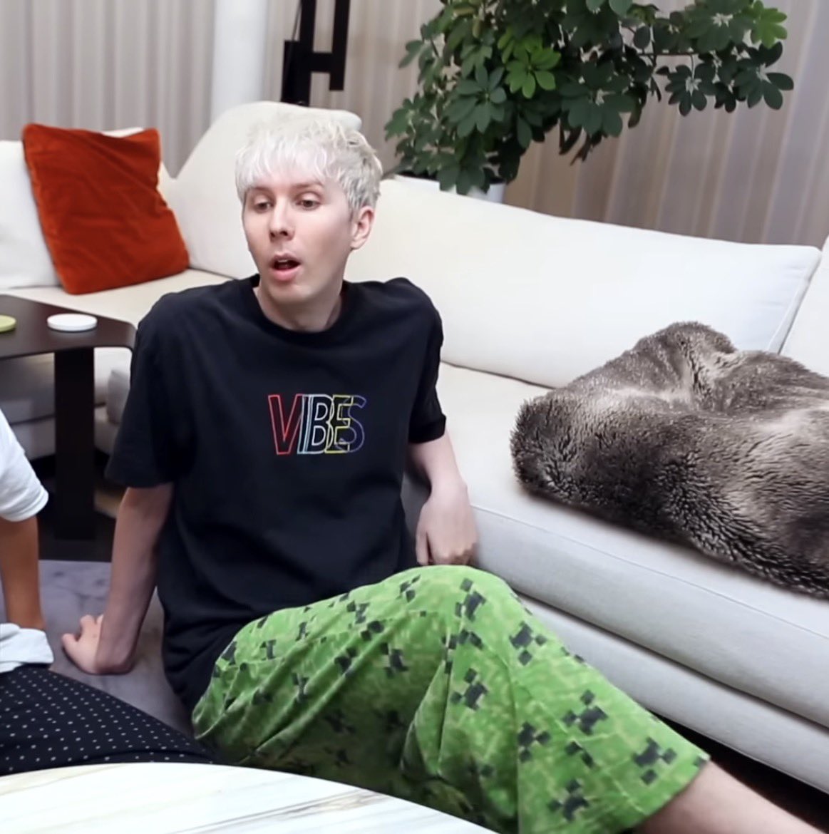 emopheal_'s tweet photo. i love to see phil’s evolution of his pyjama bottoms do we have any phredictions if there is ever another mukbang https://t.co/HoVVOoegru
