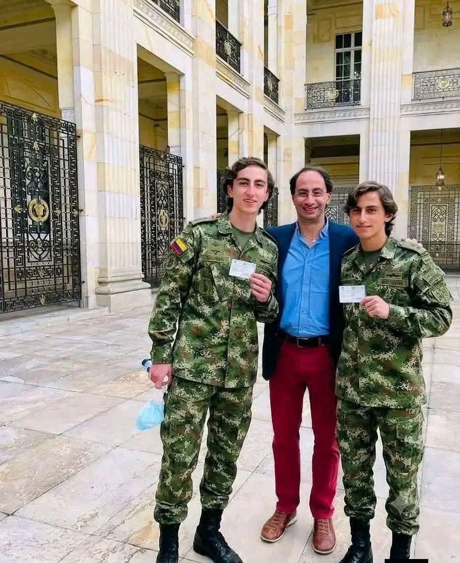 316_edgar's tweet photo. Ya tenemos los dos primeros firmes por la patria que irán a ponerse las botas en las selvas y en las zonas rojas. https://t.co/N3TaM9IGfo