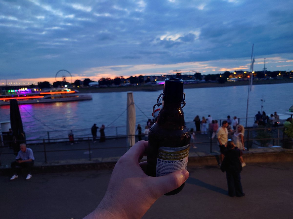 fpp1501's tweet photo. 最後に川でビールを飲んだ https://t.co/7s42HzNNw7