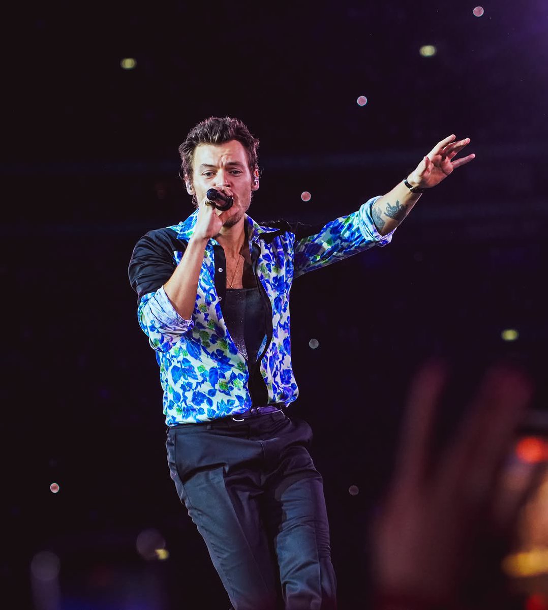hsdtogethertour's tweet photo. Harry on stage at Wembley Stadium in London, UK - 4 July 

📸 raphph https://t.co/AUm3TEVBMn