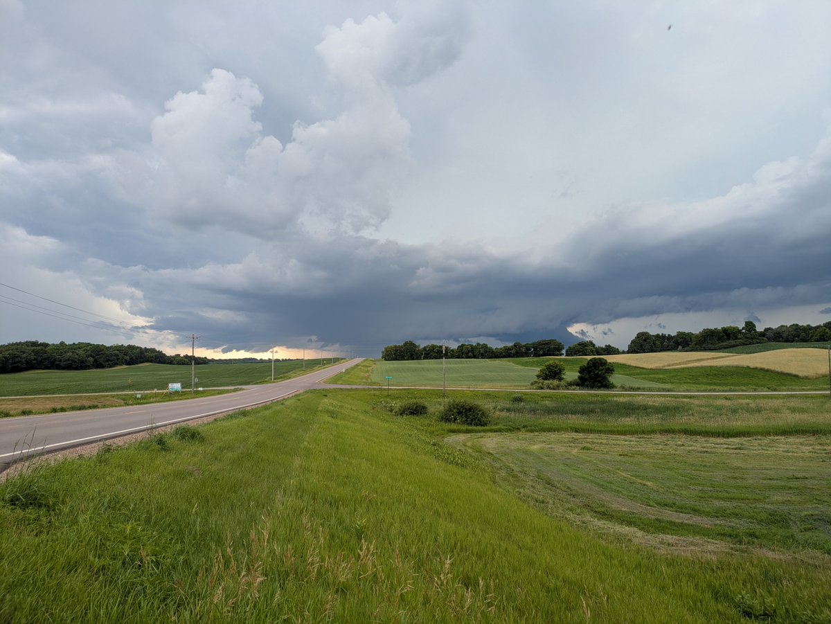 jstorlien's tweet photo. Looking W of Avon, MN @ 21:35z. Weak rotation on wall cloud. Eventually dissipated as storm became more outflow dominant. #mnwx @NWSTwinCities https://t.co/NlzKQfOl0L
