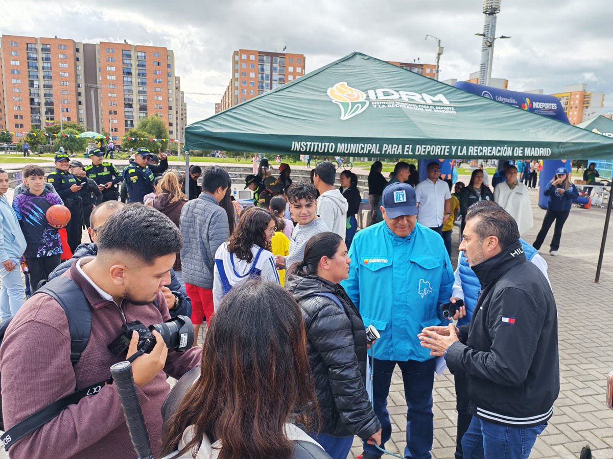 SecGobCundi's tweet photo. En #Madrid desarrollamos el #PlanDeCercaníaPopular🫂, una estrategia articulada para fortalecer la seguridad, la convivencia y la recuperación del espacio público. Con controles, prevención y oferta institucional seguimos construyendo territorios más seguros 👮🏽‍♂️para todos. https://t.co/XkcddnWl4R