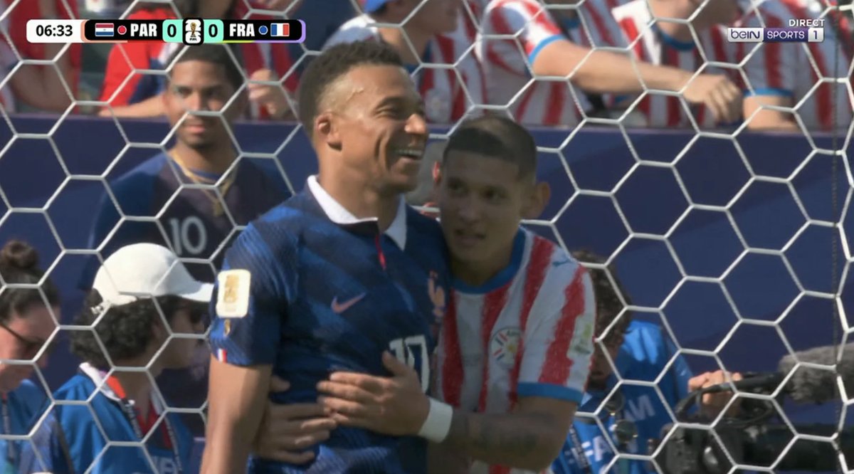 FloEtcheverry's tweet photo. Mbappe tient sa coupe aux grandes oreilles https://t.co/Uiq6zV95uj