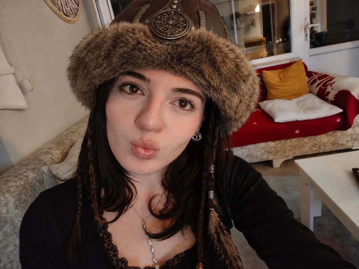 pineappelina's tweet photo. blessed with 🇹🇷genes (şapka çok güzel oldu ağlıyorummmm) https://t.co/U41XTD39L6