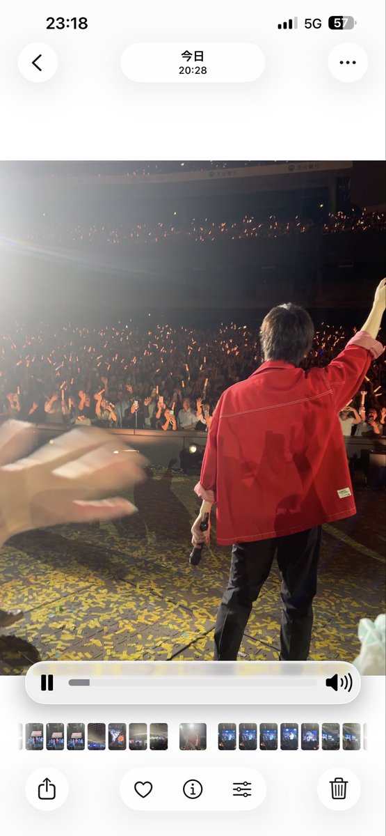 trip_with_a's tweet photo. 多分これ人生の中で一番近い阿信様🤩
本当にフリーダムだなあ🤣阿信がアリーナ席でファンサしている時、他のメンバーは點歌受け付け中。
#五月天 https://t.co/CLAWnBelbm