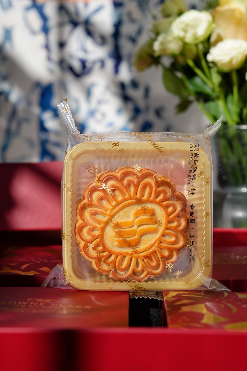 SophieHeZDW78N's tweet photo. [Today marks the start of the Mid-Autumn Festival—grab a mooncake, share a laugh, and cherish the ones you’re with under the full bright moon.] https://t.co/i1rWf2PvYQ