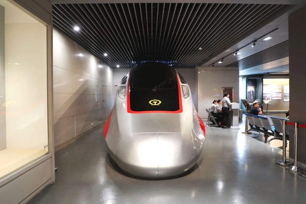MSZE15's tweet photo. 北京の天安門広場近くにある中国鉄道博物館正陽門展館が7月1日、リニューアルオープンした。展示面積が650㎡拡張。高鉄CR400AFの模擬車両が設置され、運転体験ができるそうだ。八縦八横の高鉄網、青海チベット鉄道、中国ラオス鉄道、秦岭山脈トンネルの紹介も追加されたという。北京行ったら必訪だな🙂 https://t.co/uLROz1httw