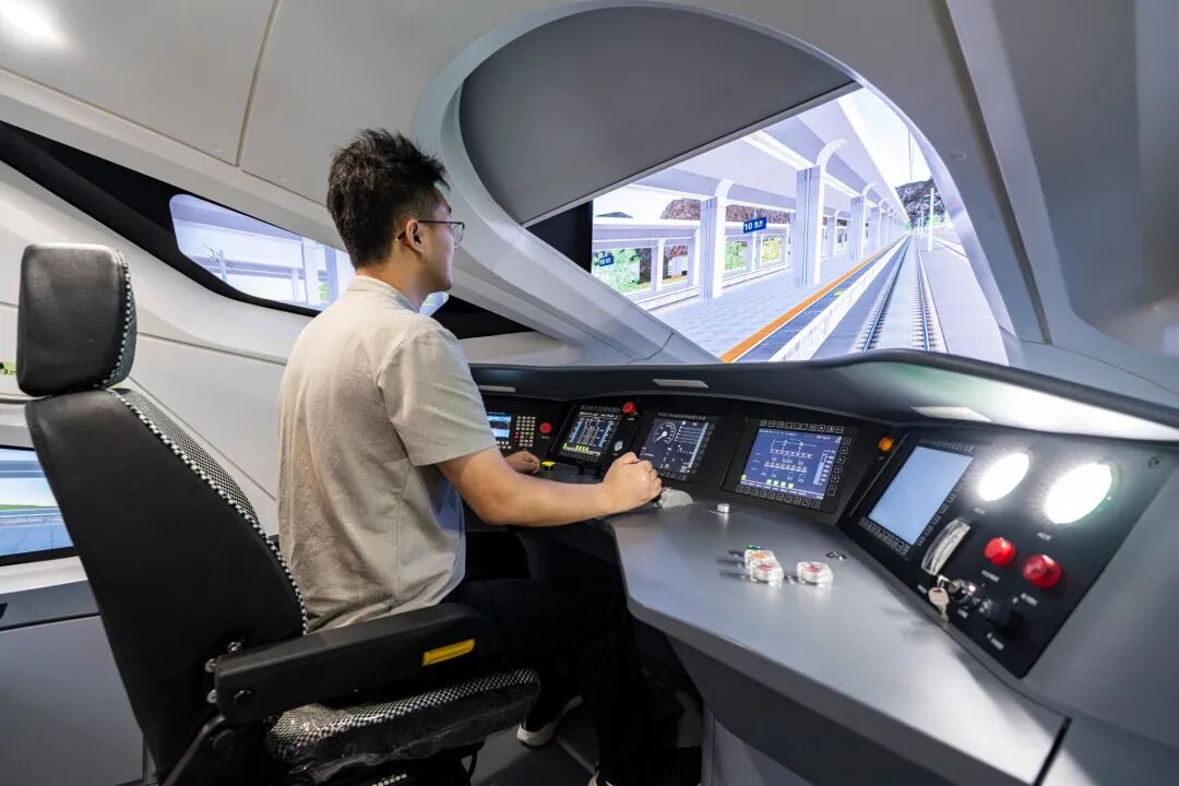 MSZE15's tweet photo. 北京の天安門広場近くにある中国鉄道博物館正陽門展館が7月1日、リニューアルオープンした。展示面積が650㎡拡張。高鉄CR400AFの模擬車両が設置され、運転体験ができるそうだ。八縦八横の高鉄網、青海チベット鉄道、中国ラオス鉄道、秦岭山脈トンネルの紹介も追加されたという。北京行ったら必訪だな🙂 https://t.co/uLROz1httw