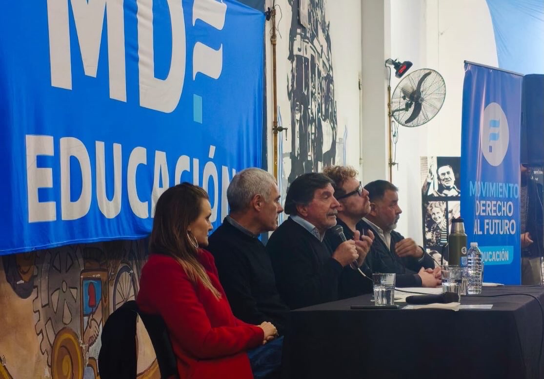 MarioSeccoOK's tweet photo. 📚 Participamos de un encuentro del Movimiento Derecho al Futuro junto a docentes, auxiliares, estudiantes, cooperadoras, gremios y familias para debatir sobre la realidad que atraviesa la educación pública y sus desafíos.

Con la presencia de Alberto Sileoni, reafirmamos la importancia de defender una educación pública de calidad, inclusiva y con igualdad de oportunidades para todos y todas.