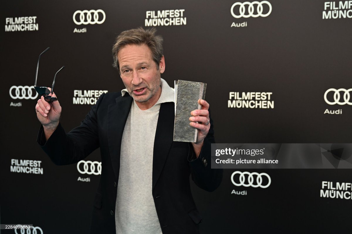hearteyes4david's tweet photo. Congratulations #DavidDuchovny!! This award is so deserved for all your hard work and your creative contributions to entertainment! (Mo’s face is the embodiment of a proud wife) 😍 #Hearteyes https://t.co/BpQXc21Cut