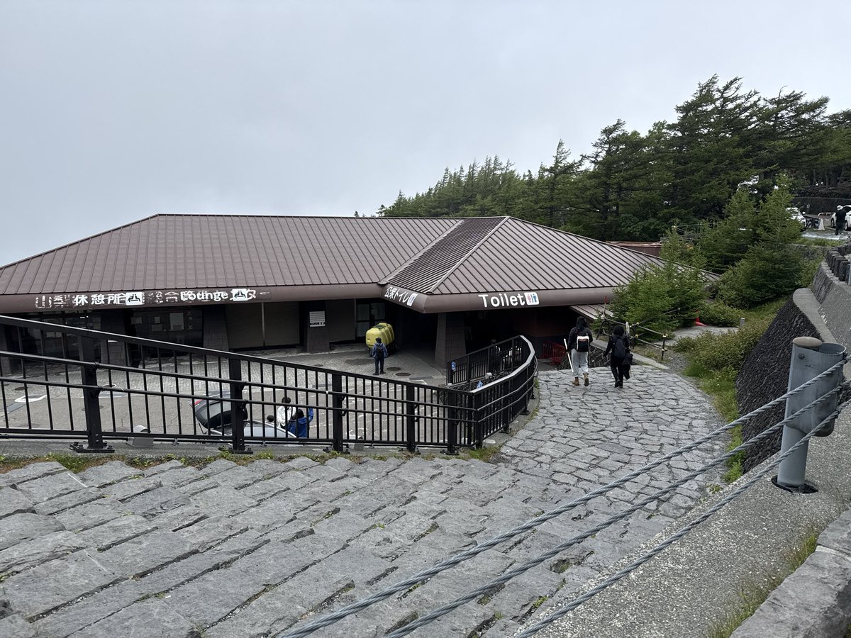 TeamAIOI's tweet photo. 僕はスピリチュアル全否定派（妻はスピリチュアル好き）なのですが、富士山が信仰の対象になる理由は理解できます。

自然を前に人は無力。
この言葉は、自然災害への脅威として使われることもありますが、僕は同時に、「悩んだら自然の中に飛び込め」と思っています。

自然を前にしたときの人間の「ちっぽけさ」。
人の悩みというものは、自然を目の前にすると、たいていはかなりどうでもいいものだったりします。

というわけで、下界にちゃんと戻ってきたので、今から全力で仕事に打ち込みます。

Fabel 触らんと！

＊4枚目のトイレ写真。ここが下界と神々のおわす世界の境界。無料のトイレはここが最後で、ここより高度を上げるとトイレは無料になります。