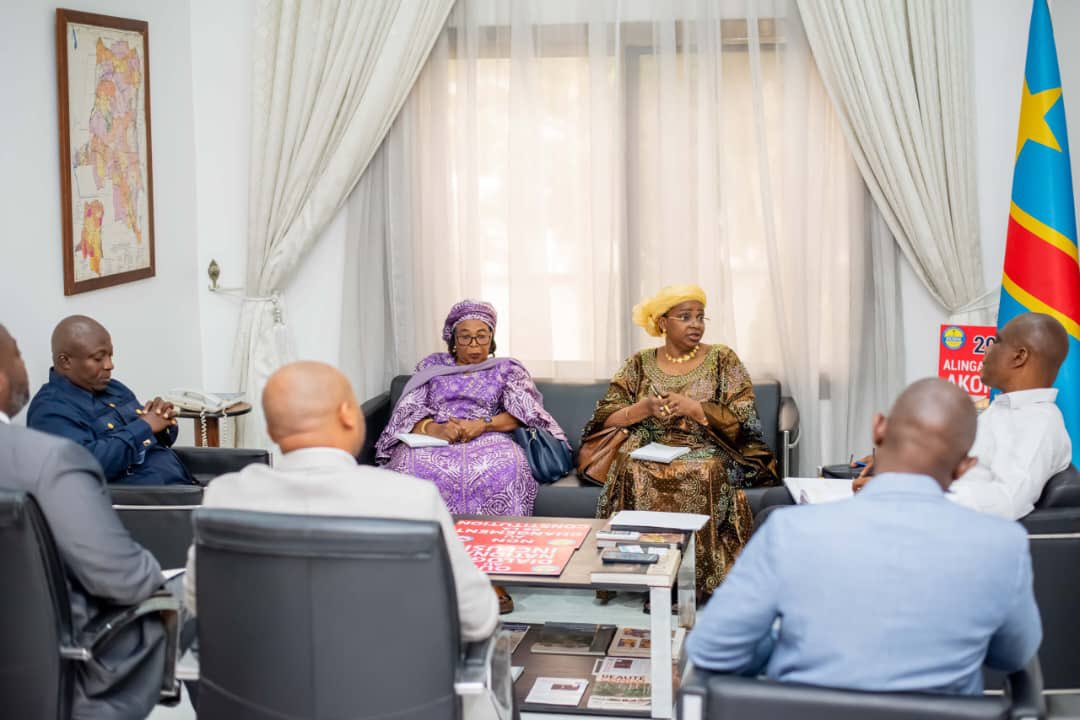 central_sage's tweet photo. 🤝 #RDC #Démocratie #Diaspora 
Kinshasa | 03.07.2026 

Processus démocratique en #RDC 

Madame la Docteure Zalikatou Diallo @Drzalikatou , Cheffe de mission de l'Organisation Internationale de la Diaspora Africaine en Europe, ancienne Ministre et ancienne Première Vice-Présidente de l'Assemblée nationale de la République de Guinée, a conduit, ce vendredi 3 juillet 2026, une importante délégation de  l'organisation à une rencontre avec M. Martin FAYULU, Président du partipolitique ECIDE,  l'un des leaders de la coalition Article 64, à sa résidence de Faden, à Kinshasa.

Cette audience s'inscrit dans le cadre des consultations entreprises par la délégation auprès des principales personnalités politiques congolaises en vue de recueillir leurs analyses sur les enjeux politiques, institutionnels et sécuritaires auxquels est confrontée la République démocratique du Congo. 
Les échanges ont notamment porté sur les débats institutionnels en cours, y compris les discussions autour de l'éventualité d'un référendum, dans un esprit de dialogue, de responsabilité et de respect des principes démocratiques.

Au terme des échanges, Madame la Docteure Zalikatou Diallo a lancé un appel à l'ensemble de la classe politique congolaise :

« J'exhorte les acteurs politiques à privilégier la voie de la paix, de la non-violence et du dialogue. La consolidation de la démocratie exige de placer l'intérêt supérieur du Congo au-dessus de toute autre considération. »

Cette rencontre témoigne de l'engagement de l'Organisation Internationale de la Diaspora Africaine en Europe à accompagner les initiatives favorisant la stabilité, la cohésion nationale et le renforcement du processus démocratique en République démocratique du Congo.
