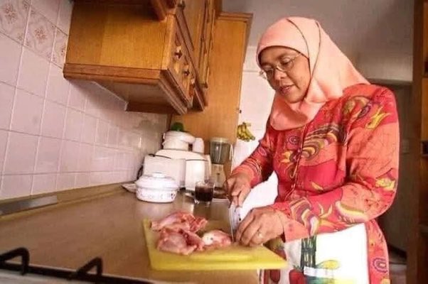 inpic0's tweet photo. " حليمة يعقوب " رئيسة سنغافورة !

300 مليار دولار في العام ناتج قومي
6 مليون نسمة
أقوي جواز سفر في العالم
85 الف دولار دخل الفرد سنويا
افضل مطار في العالم

امرأة مسلمة متزوجه من رجل يمني عاشت وزوجها بغرفة واحده بداية تخرجهما من الجامعه
بعد استلامها لمنصبها اجتمعت بالحكومة وقالت انا اسمي حليمة يعقوب
عبد من عباد الله أخشى الله واخافه ، ومن يريد أن يعمل معي لصالح الشعب السنغافوري فأنا اخته بالله
همي رفع مستوى المعيشة لمواطني سنغافورة ولا يعنيني غيرها.

إنجازاتها :
زيادة دخل سنغافورة ب 2 ترليون دولار.
ارتفع دخل المواطن السنغافوري إلى 85الف دولار.
أصبح جواز السفر السنغافوري أغلى جواز سفر بالعالم. أصبحت نسبة البطالة 1بالمائة.
أنجزت ما يقارب من عشرة آلاف مشروع عملاق.

أصبحت نسبة الفساد بسنغافورة صفر.
شطبت جميع الضرائب على المنتجات السنغافورية.
زيادة الدخل القومي بنسبة 5 تريلون فائض.

وللعلم يقول من يعرفها انها يوميا تصلي الفجر مع عدد من موظفاتها في مسجد عام في العاصمة وبعد الصلاة تستمع لمشاكل مواطنيها.

"امرأة لها كامل الاحترام "