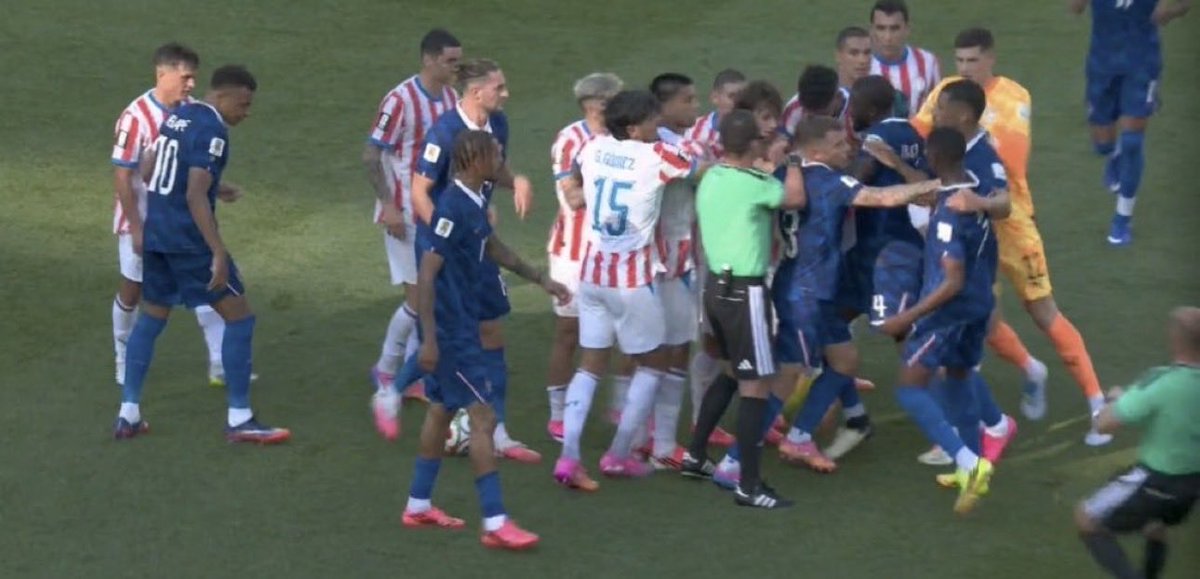 Al3120a's tweet photo. Una cosa es la manera de jugar pero porque los paraguayos se portan con actitud agresiva en los partidos? Y si no les dan para ellos las faltas se portan agresivos hasta con el árbitro 🥴 https://t.co/xkxYqQ0fff