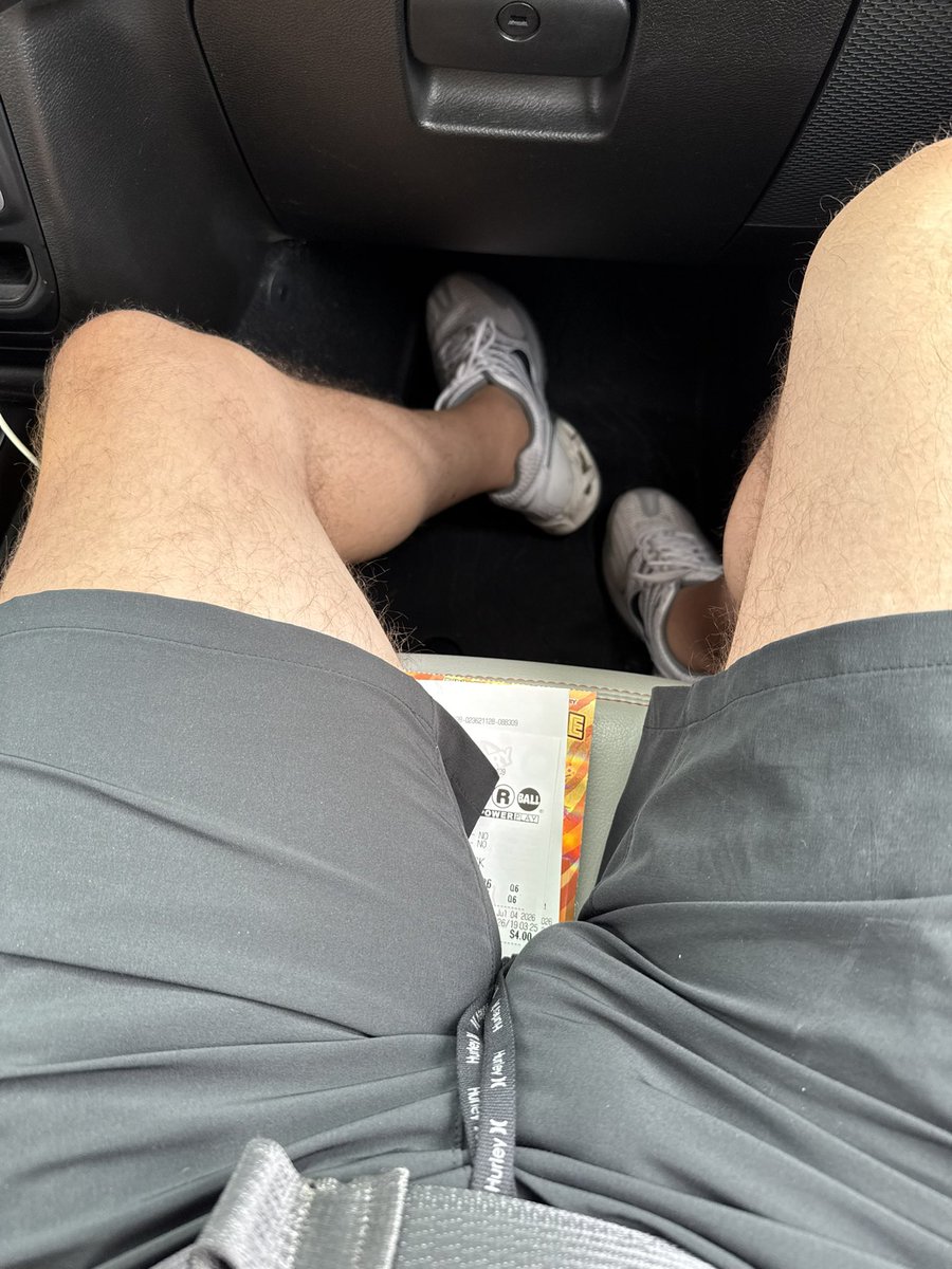 AlloniaPeff's tweet photo. It’s so hot https://t.co/Gtij6ZbyTg