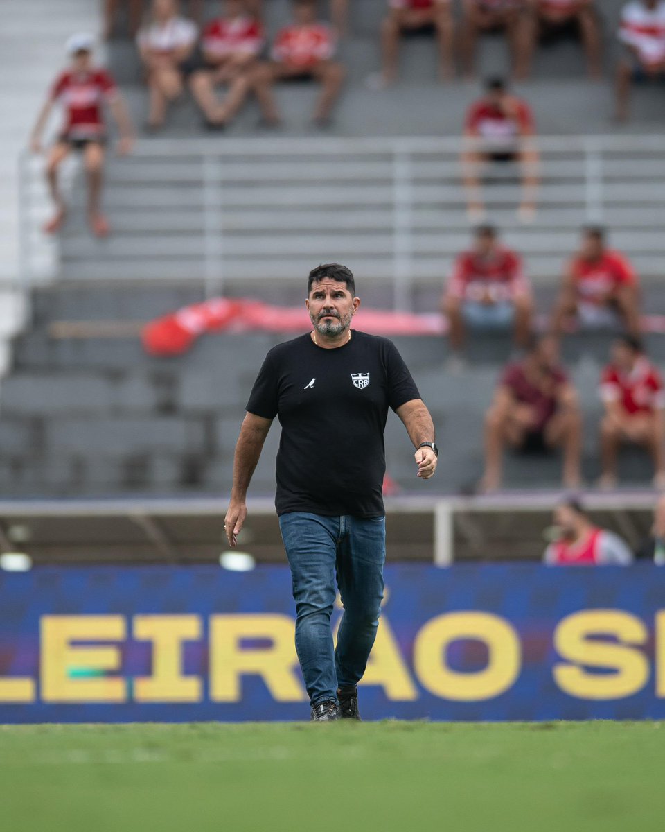 CRBoficial's tweet photo. 📌🏴󠁧󠁢󠁥󠁮󠁧󠁿 O Clube de Regatas Brasil informa que, em comum acordo, o técnico Eduardo Barroca não seguirá no comando da equipe regatiana para a sequência da temporada. Além do treinador, também deixam o clube o auxiliar técnico Felipe Lucena e o preparador físico Fabrício Pimenta.
(+) https://t.co/C2d844VxRK